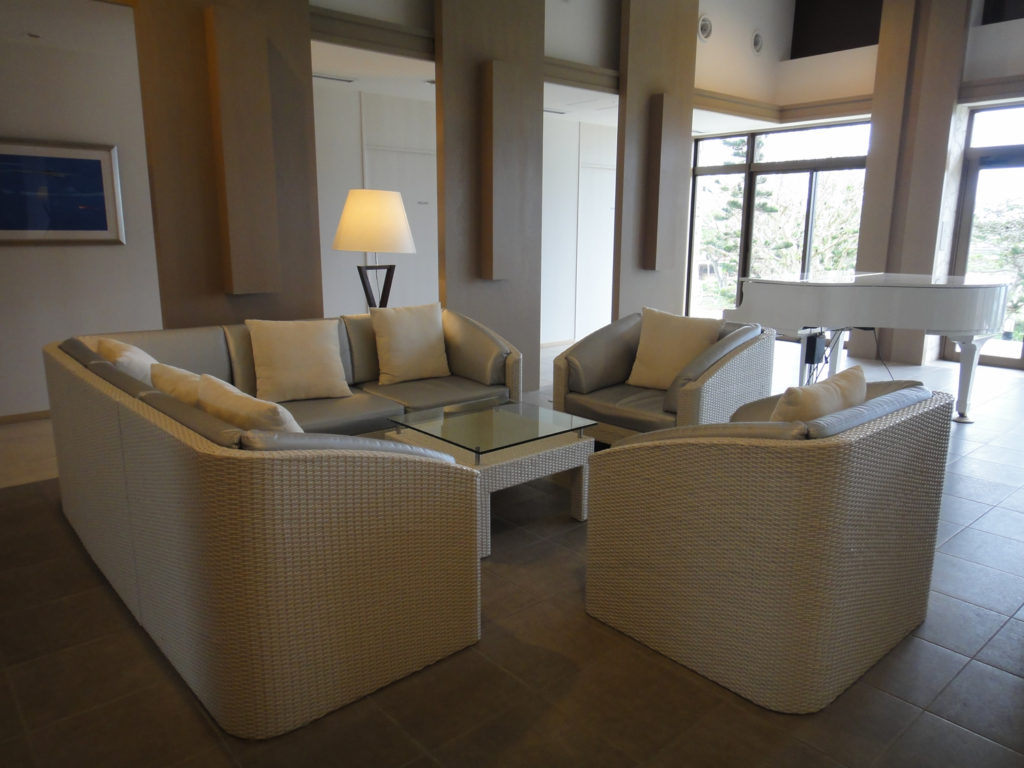 ホテルブリーズベイマリーナ（宮古島）のロビーのソファ