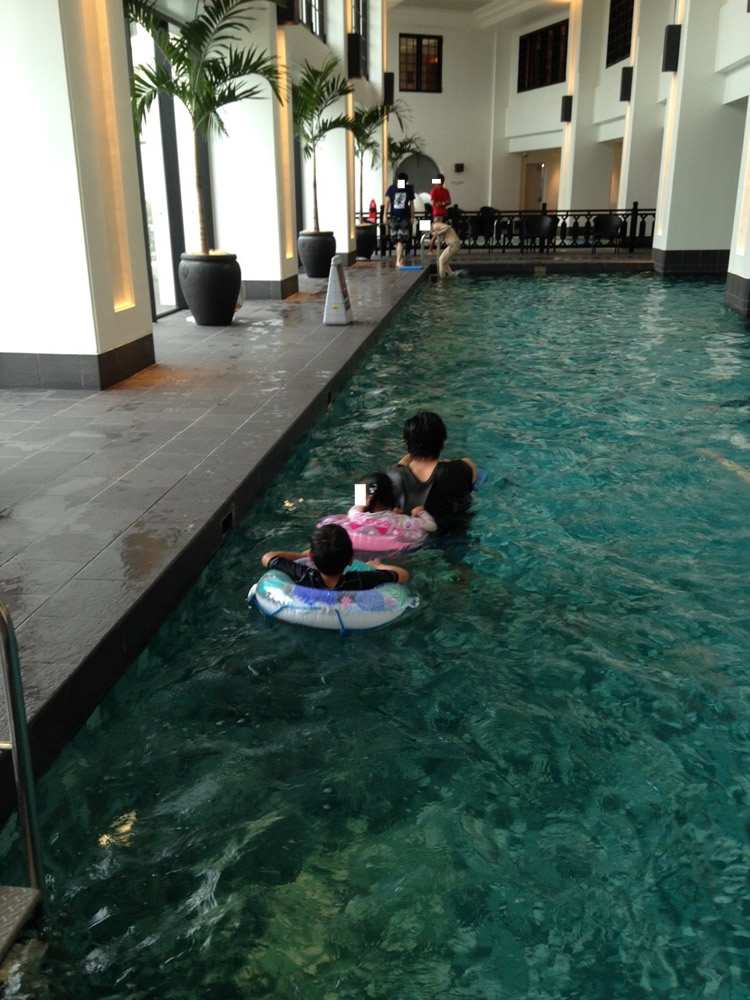 ホテルモントレ沖縄の室内プール