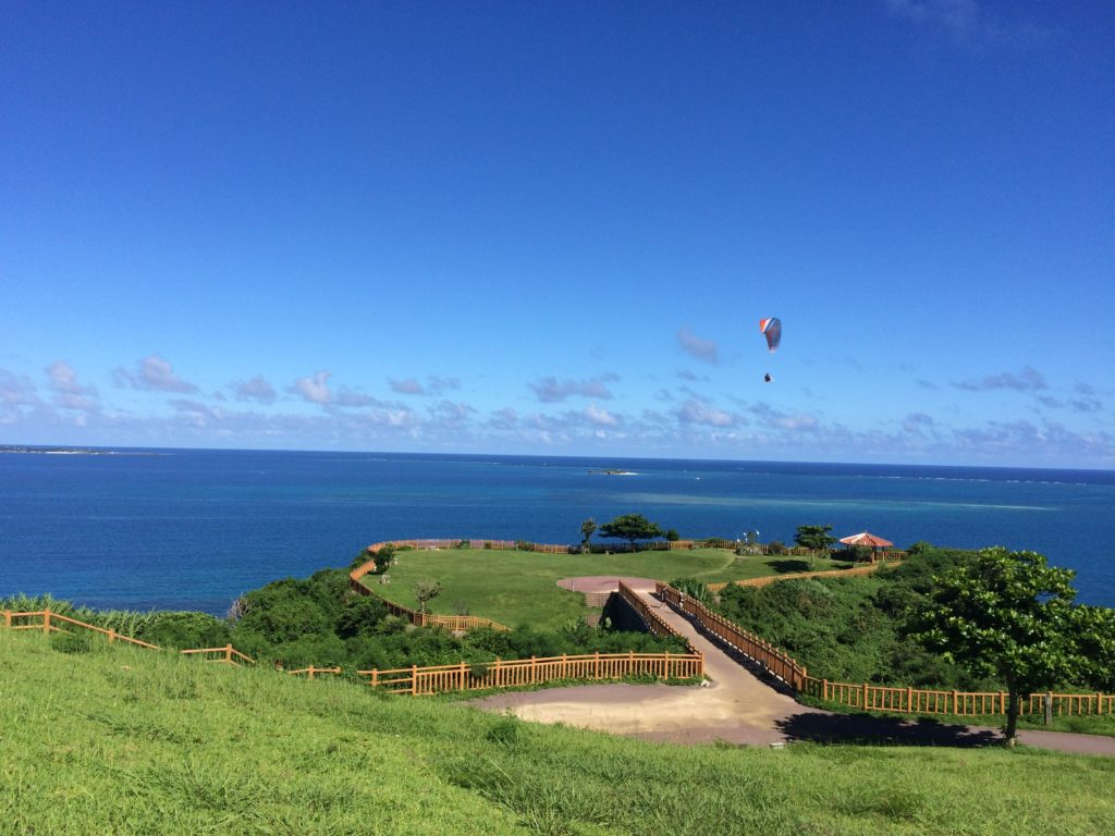 南城市の道の駅「がんじゅう駅」の隣にある知念岬を高い所から撮った景色