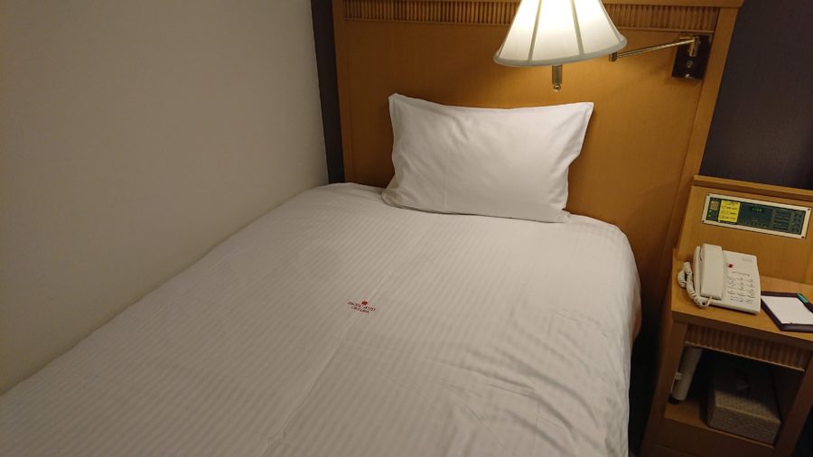 パシフィックホテル那覇のスタンダードシングルの部屋のベッド