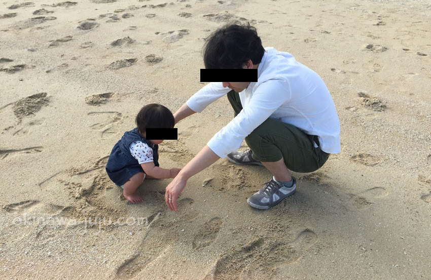 石垣島のマエサトビーチで遊ぶ親子