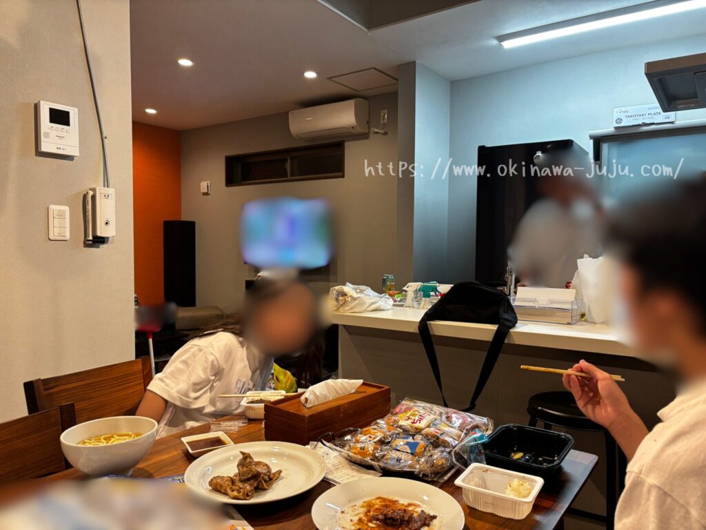 宮古島エストレージャスのダイニングで食事をする4人家族