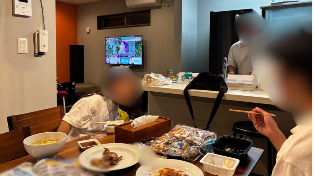 宮古島エストレージャスのダイニングテーブルで食事をとる姿