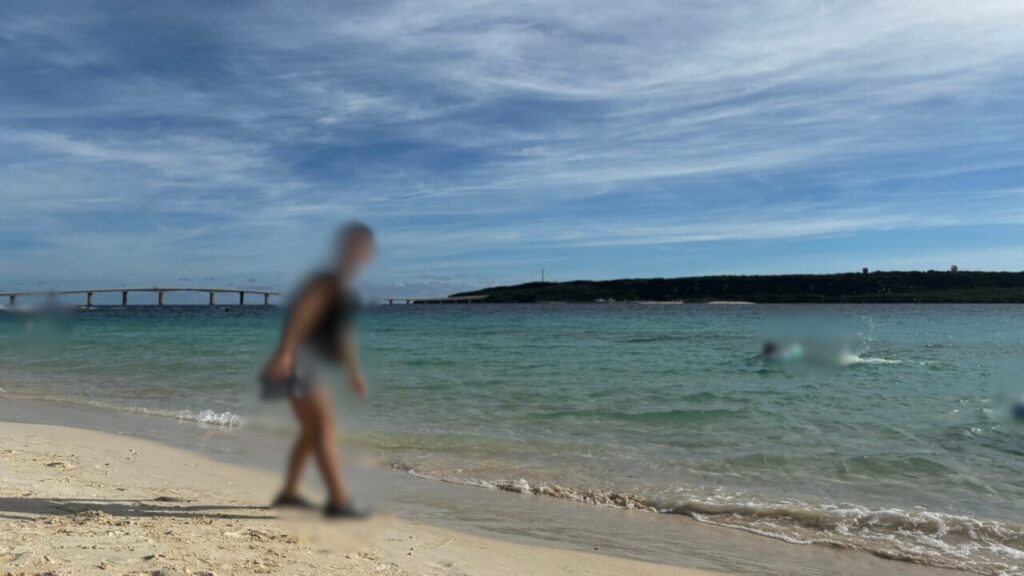 宮古島、与那覇前浜ビーチで泳ぐ娘