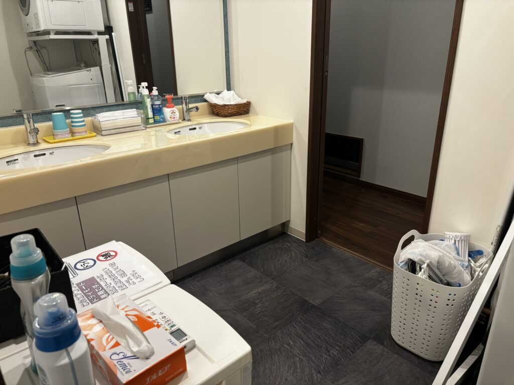 宮古島のホテルエストレージャスの脱衣所、洗面所