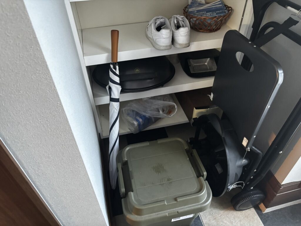 宮古島エストレージャスの玄関収納にあるコンロなど