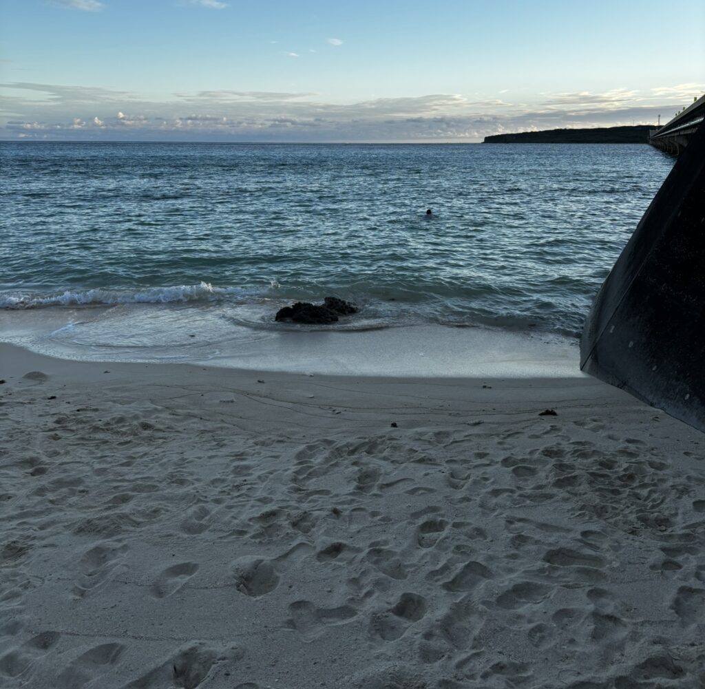 来間大橋の横の夕日スポット